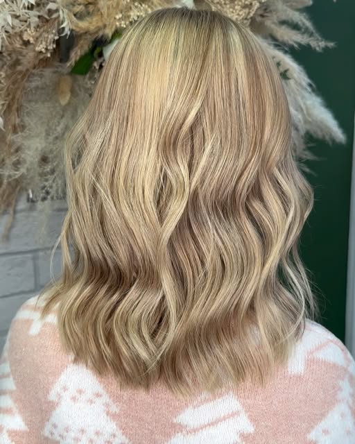 Soft blonde mid-length waves